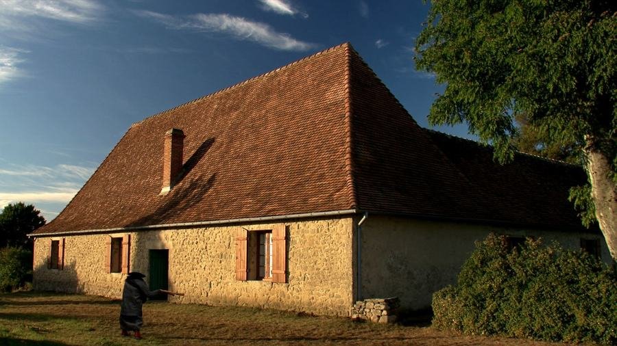 Maison de campagne du Hurepoix en meulière, toiture en tuiles plates, lumière de fin d'après-midi