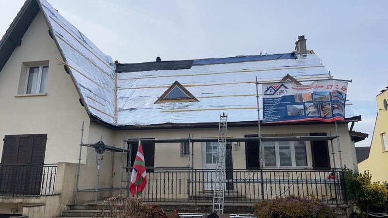 Maison en cours de réfection de toiture, écran de sous-toiture posé et échafaudage monté