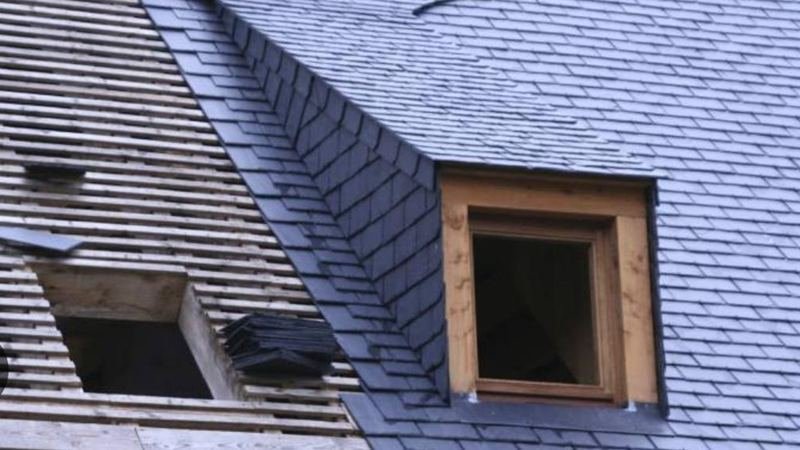 Châssis de toit en cadre bois dans une couverture d'ardoises, ouverture voisine encore au liteaunage