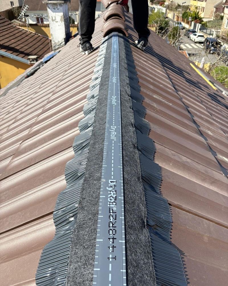 Closoir ventilé DryRoll déroulé sur un faîtage avant la pose des tuiles faîtières