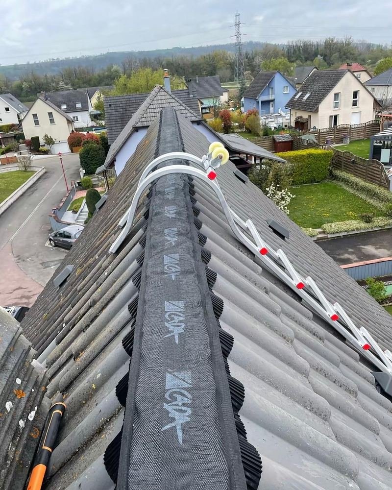 Faîtage ventilé posé à sec avec closoir, sur une toiture en tuiles mécaniques